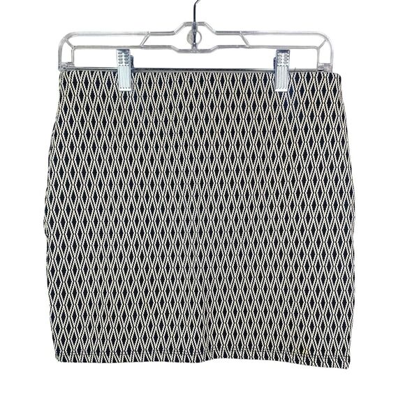 Zara Dresses & Skirts - Zara Texture Pullon Diamond Mini Stretch Skirt Band Elastic Waist S Black White